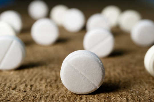 Reduziert ein tägliches, niedrig dosiertes Aspirin das Risiko von Herzinfarkten bei gesunden Menschen?