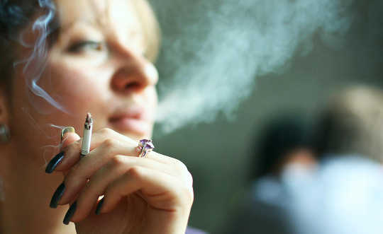 ¿Aumentan las probabilidades de dejar de fumar las drogas, las encías o los parches?