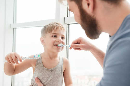 วิธีให้ลูกแปรงฟันอย่างอ่อนโยน