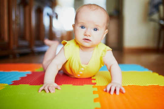 Los bebés necesitan más tiempo boca abajo para fortalecer los cuellos y prevenir las cabezas planas