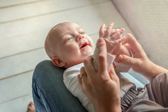 嬰兒需要更多的時間來加強脖子和防止平頭