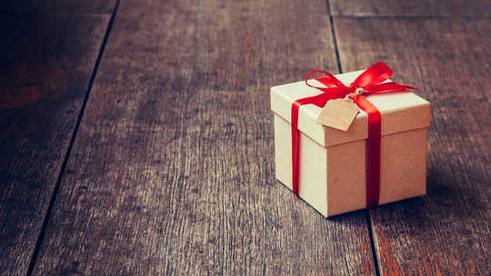 Wie man höflich liegt, wenn Sie ein schlechtes Weihnachtsgeschenk erhalten
