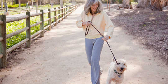 Walking Donne aux cœurs des femmes âgées un coup de pouce santé