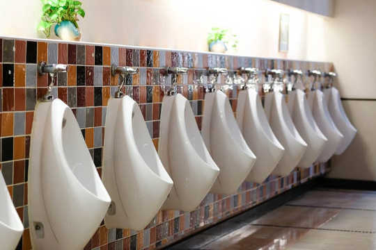 Почему линии для женских туалетов более длинные