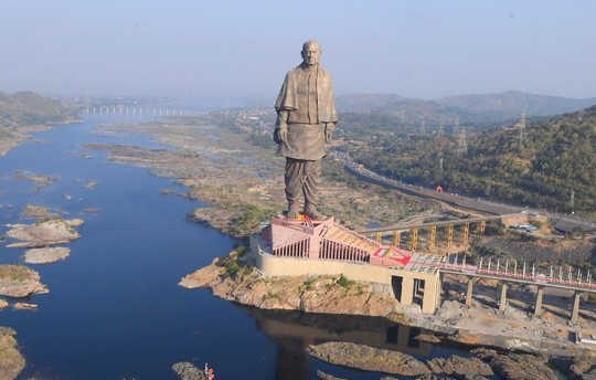 Indië onthul die wêreld se hoogste standbeeld