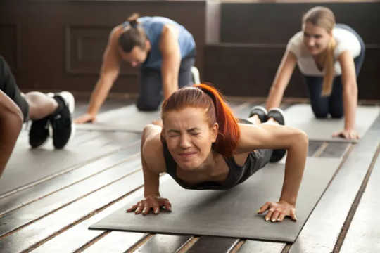 De fleste statlige retningslinjer anbefaler 150 minutter med moderat til sterk fysisk aktivitet per uke. (Ny forskning viser at selv lett fysisk aktivitet har helsemessige fordeler)
