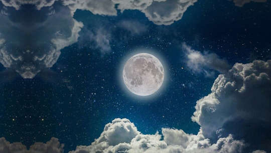 رات کے آسمان میں پورا چاند۔