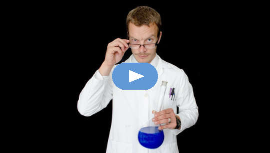 médico segurando um copo de líquido azul
