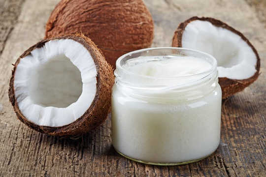 Perché l'olio di cocco è meglio trattato con cautela