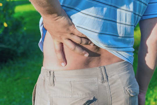 पीठ के निचले हिस्से के दर्द के लिए स्पाइनल फ्यूजन सर्जरी महंगा है और इसमें थोड़ा सा साक्ष्य है
