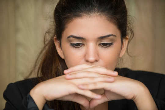Varför människor med ångest och andra humörstörningar kämpar för att hantera sina känslor