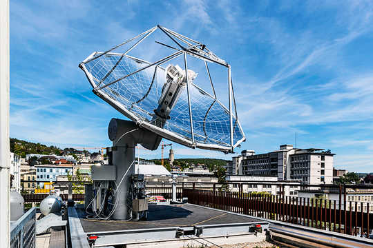 Această rafinărie solară transformă lumina și aerul în combustibil lichid