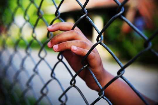 Locking Up Kids beschadigt hun geestelijke gezondheid en zorgt ervoor dat ze meer nadeel ondervinden