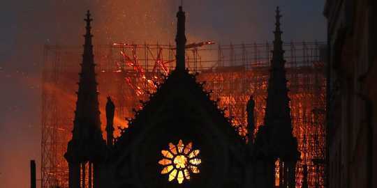 Miksi olemme niin liikuttaneet Notre Damen ahdingolla?