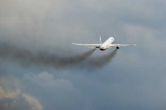 הגיע הזמן להתעורר להשפעה הרסנית של טיסה על הסביבה