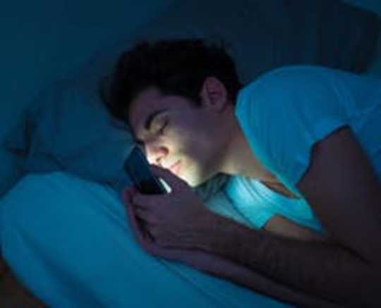 لماذا الحد من استخدام الشاشة ليس هو الطريق لمعالجة مشاكل النوم في سن المراهقة