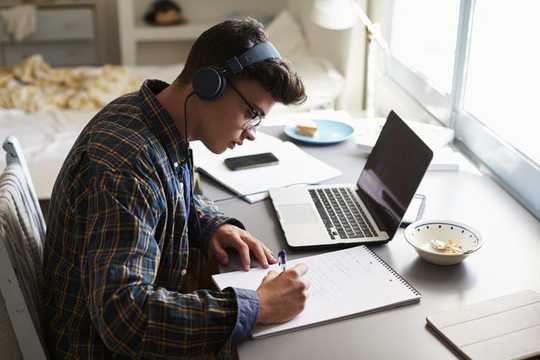 È giusto ascoltare musica mentre si studia?