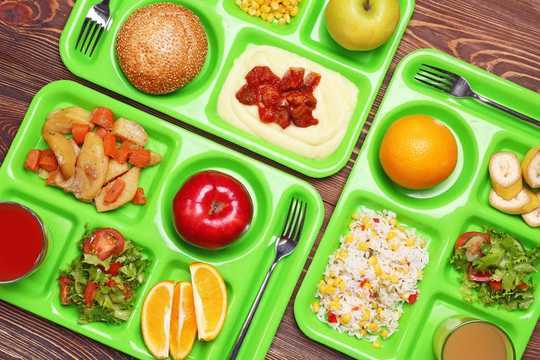 Tại sao bữa ăn trưa ở trường vẫn không lành mạnh?