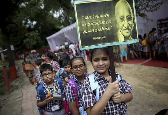Biraz hatırlanan bir filozof Mahatma'nın Amerikalılar İçin Şiddetsizlik Düşüncesini Çevirdi