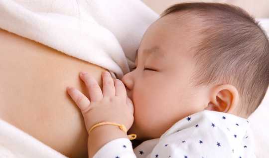 母乳喂養的鬥爭與母親的產後抑鬱有關