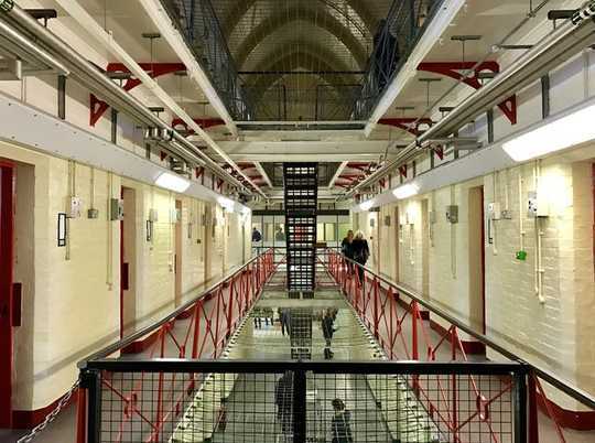 La ética y los aspectos prácticos de tratar con prisioneros que envejecen y mueren bajo custodia