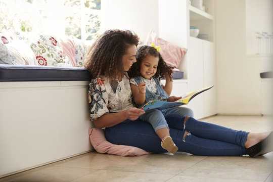 家長可以幫助孩子們在閱讀中享受10分鐘每日例行程序