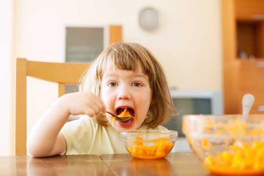 Onko lapsen kasvattamisessa kasvissyöjäksi, vegaaniksi tai peskaarilaiseksi terveysvaikutuksia?
