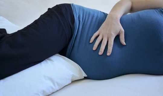 Wanita hamil dapat mengurangi risiko lahir mati dengan tidur di sisinya