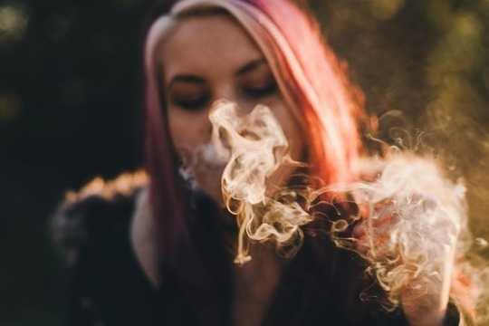 Bagaimana Media Sosial Membantu Hook Tembakau Besar Perokok Generasi Baru