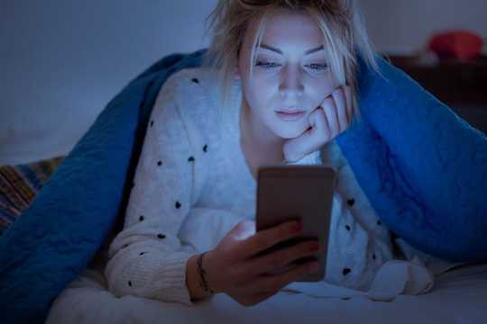 Waarom die beperking van die skerm gebruik is nie die manier om tiener slaap probleme aan te pak