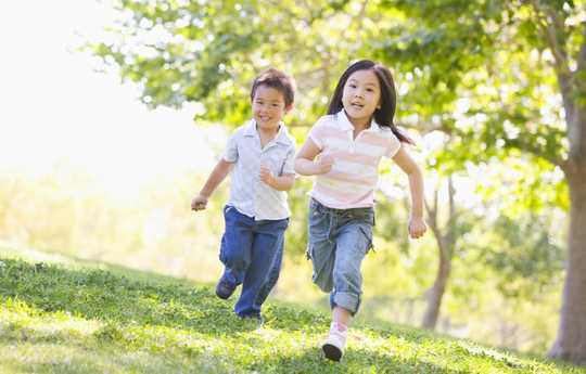 Por que brincar ao ar livre é o melhor remédio para crianças