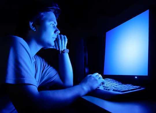 La lumière bleue n'est pas la principale source de fatigue oculaire et de perte de sommeil