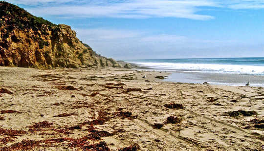 Hình ảnh cho thấy bãi biển tại Leo Carillo State Park, hoạt động như một bãi biển tham khảo. (khái niệm bãi biển)