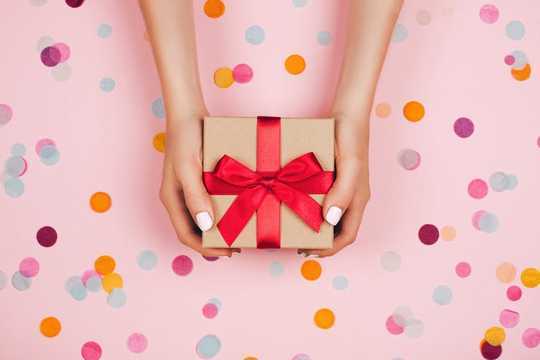 Наука подарочной упаковки объясняет, почему небрежно лучше