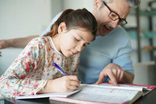 Bör föräldrar hjälpa sina barn med läxor?