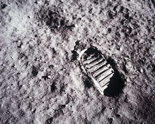 Hur Moon Landing Conspiracy Teorier började och varför de fortsätter idag