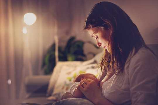 人类母乳可以帮助婴儿通过妈妈的昼夜信号告诉时间