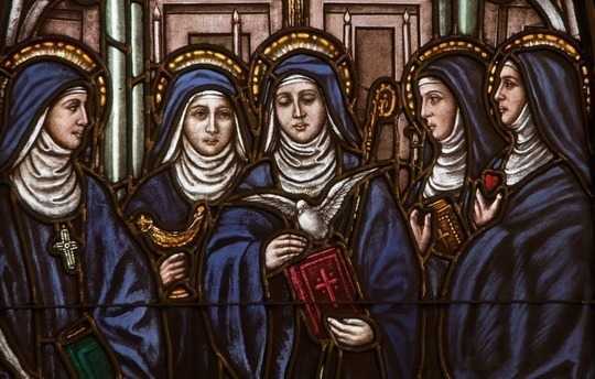 수녀의 역할이 여성의 일에 대한 낮은 견해를 강조하는 방법