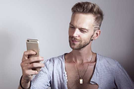 Waarom dating-apps mannen ongelukkig maken en een platform bieden voor racisme