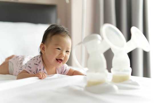 Mänsklig bröstmjölk kan hjälpa barn att berätta tid via cirkadianska signaler från mamma