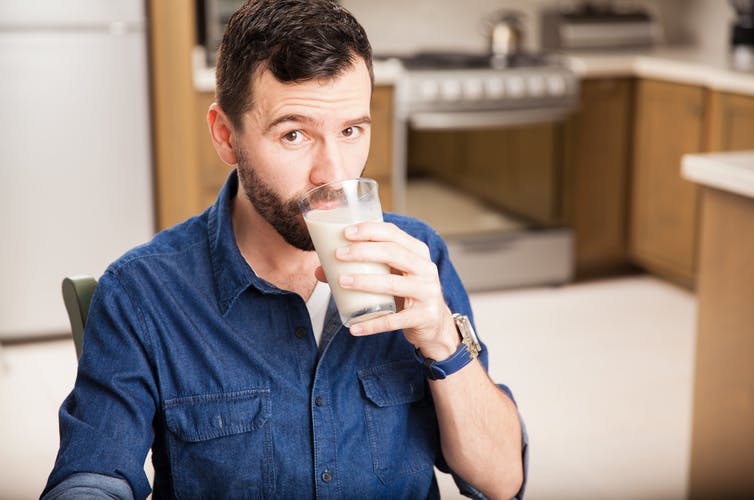 Ăn thực phẩm từ sữa có làm tăng nguy cơ ung thư tuyến tiền liệt không?