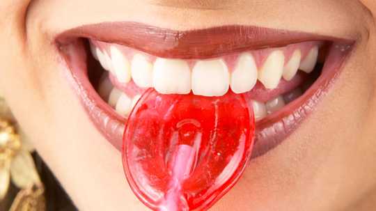 Sokeri voi vaimentaa makeaa hampaasi aiheuttamaan ylikuumenemisen?