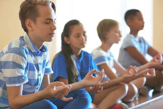 ¿Son el yoga y la atención plena en las escuelas religiosas?