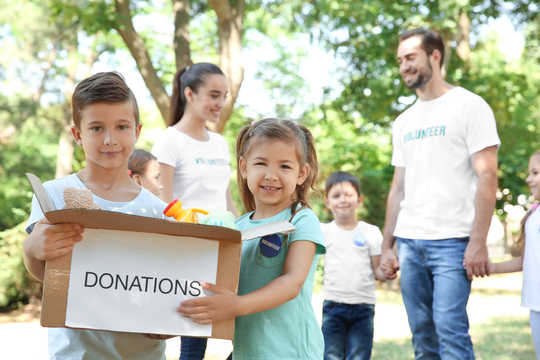 Cuando se enseña a los niños sobre el dinero, no se olvide de dar