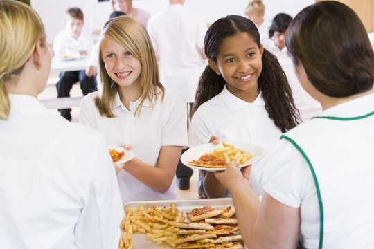 لماذا لا تزال الغداء المدرسي غير صحي؟