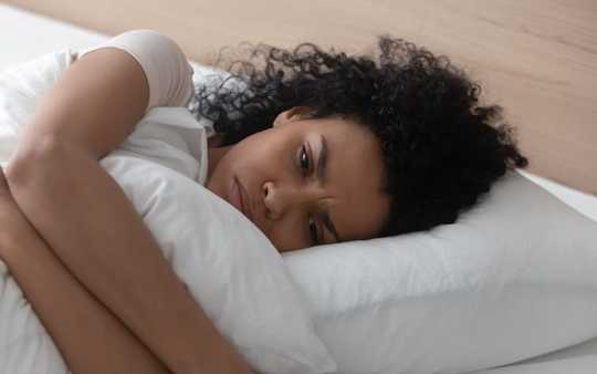 Schlaflosigkeit in der Schwangerschaft ist häufig, aber es ist nicht normal. Hier ist, wie man es schlägt
