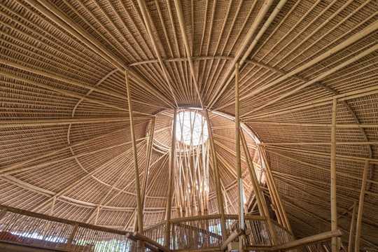 竹の建築：バリのグリーンスクールは世界的なルネッサンスを刺激します