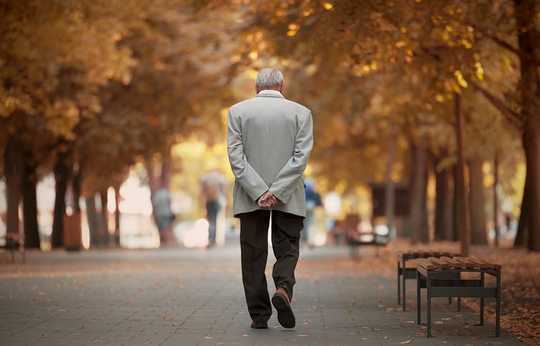 Come il modo in cui camminate potrebbe essere usato per identificare alcuni tipi di demenza