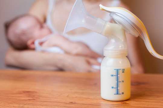 هل من الآمن شرب الكحول أثناء الرضاعة الطبيعية؟