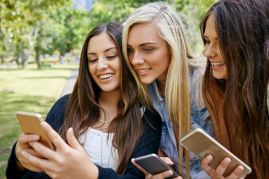 Adolescentes que passam horas nas mídias sociais relatam esses comportamentos